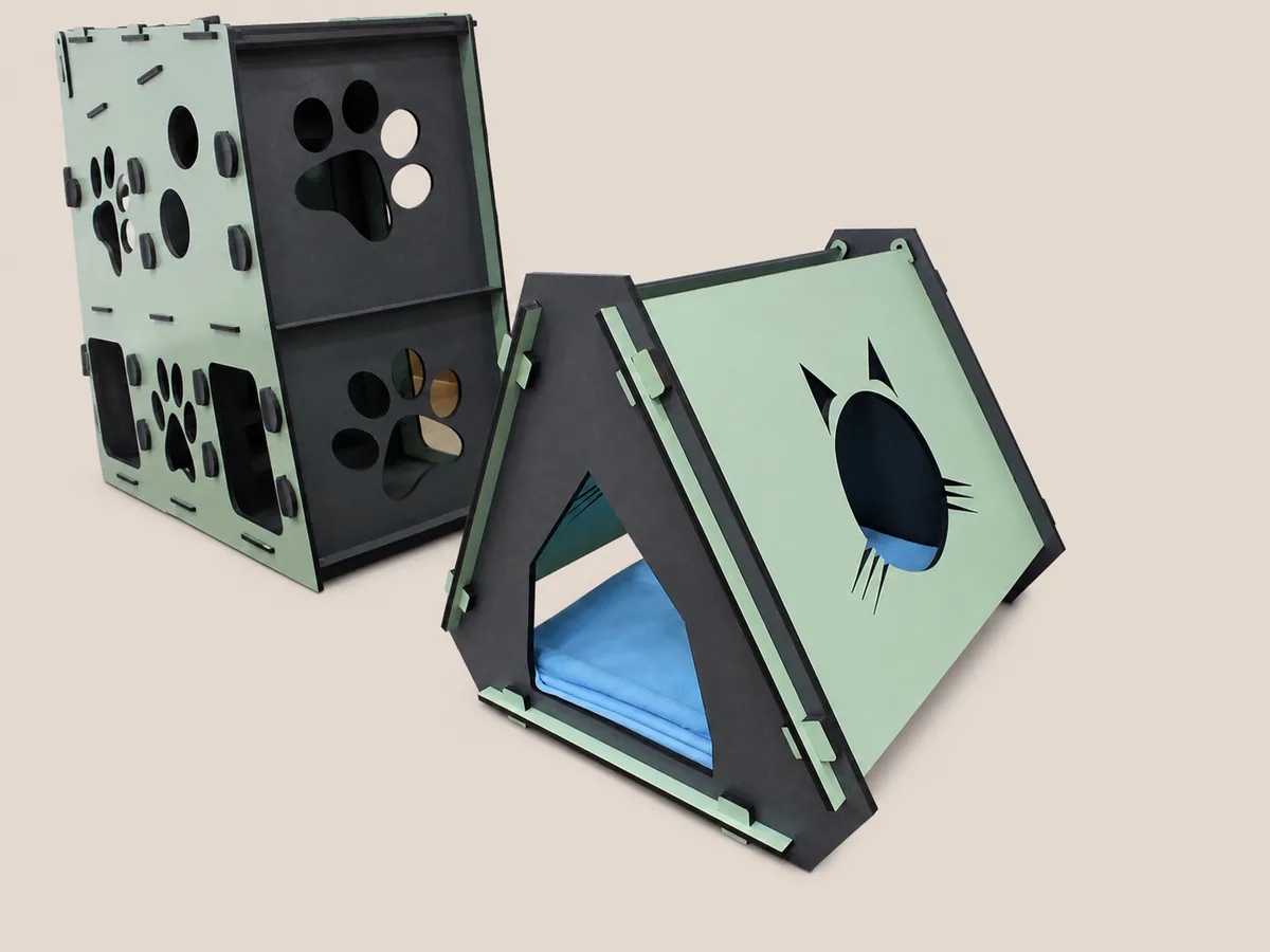 Toca para gatos verde vista de frente, com almofada azul na entrada triangular
